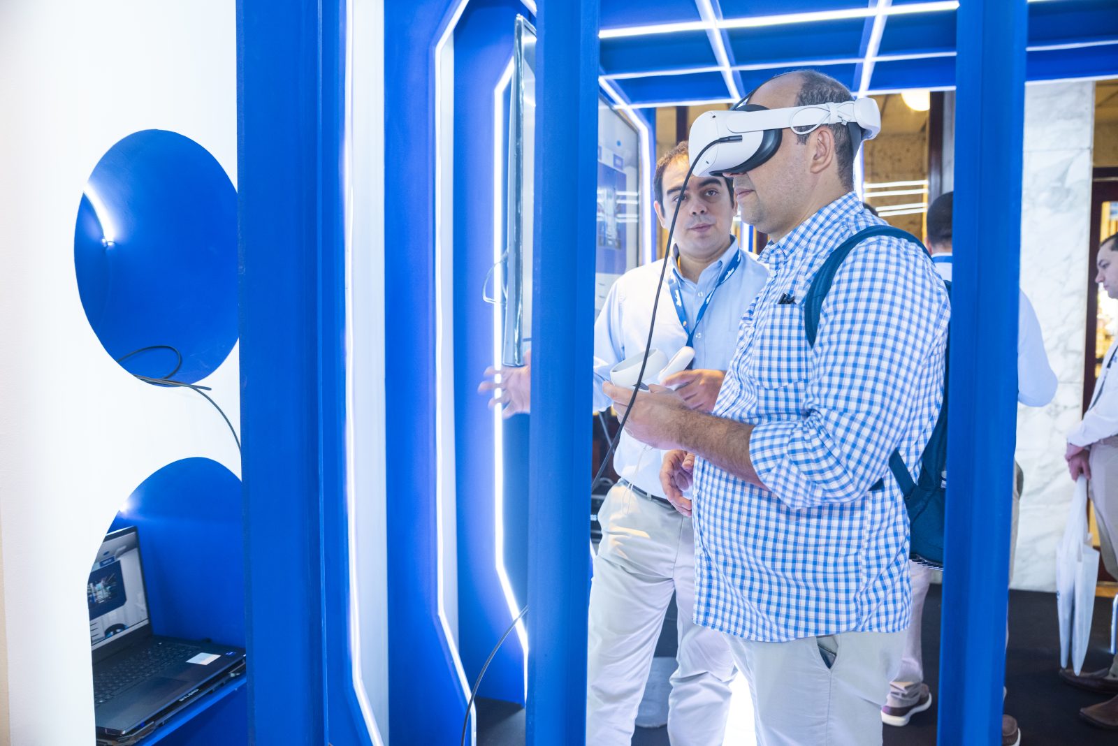 Visitante probando una experiencia de realidad virtual en un stand de COLOMBIAMAR